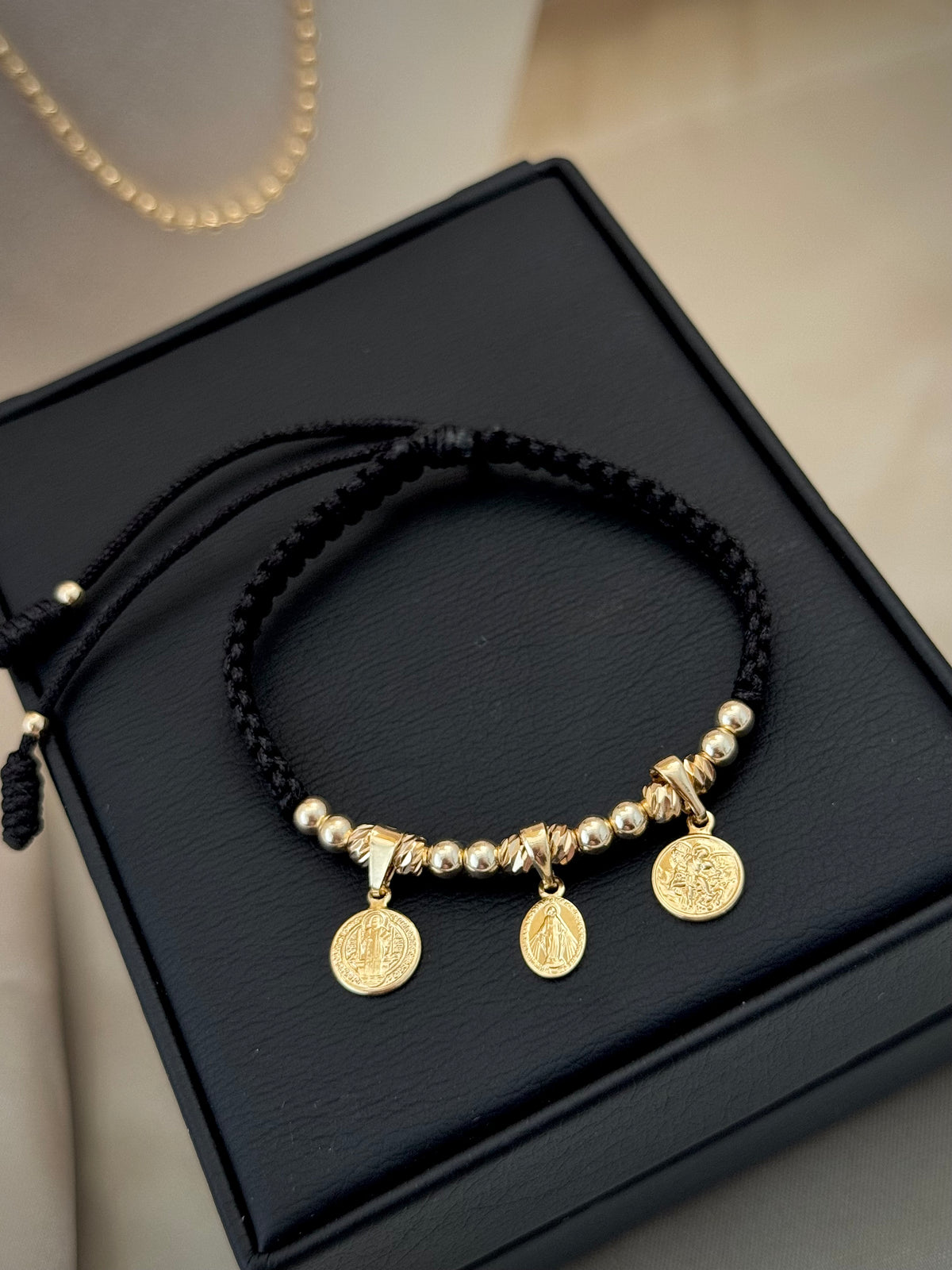PULSERA PROTECCIÓN TRES DIJES